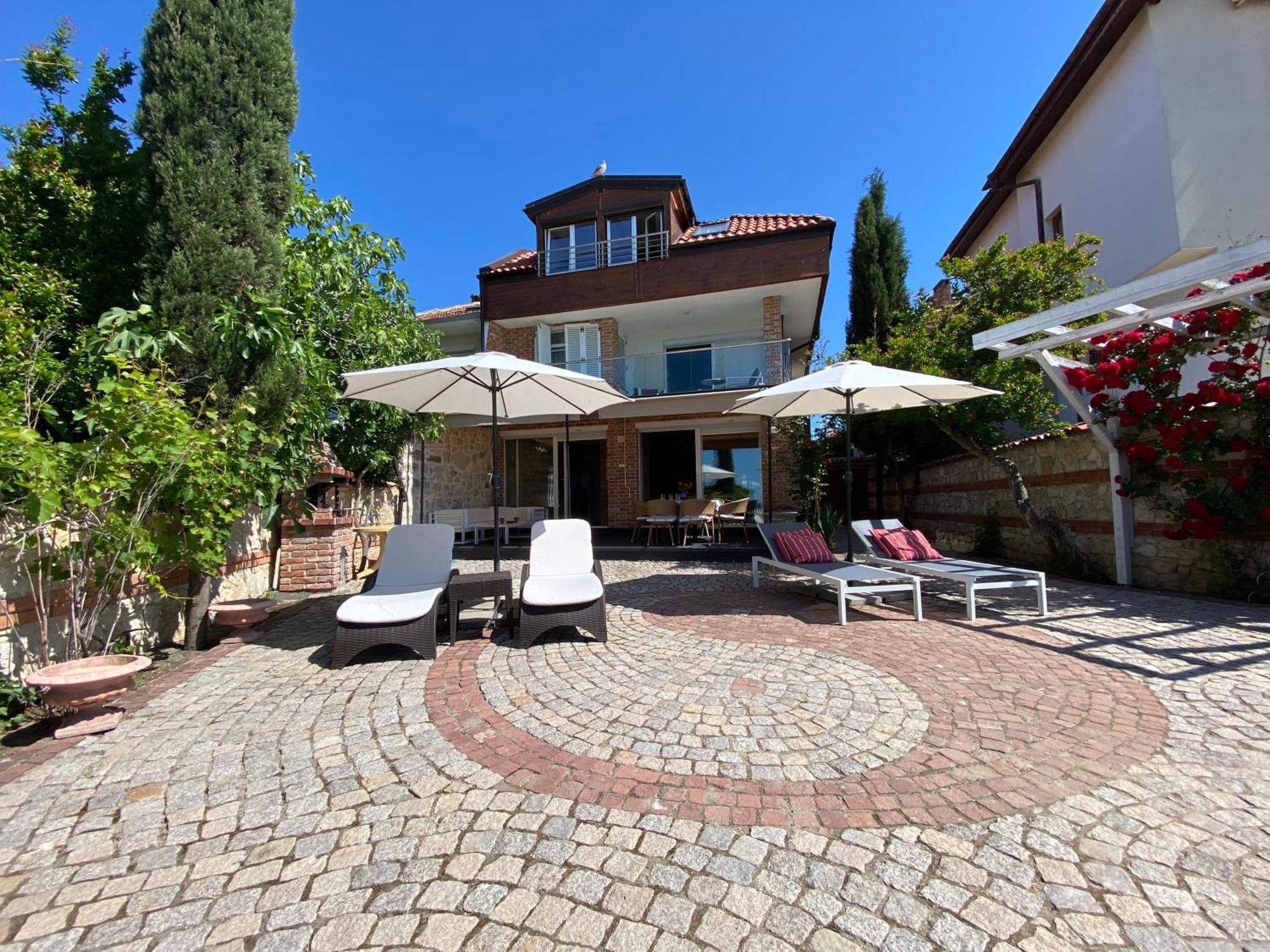 Alenor- Seafront Old Villa *